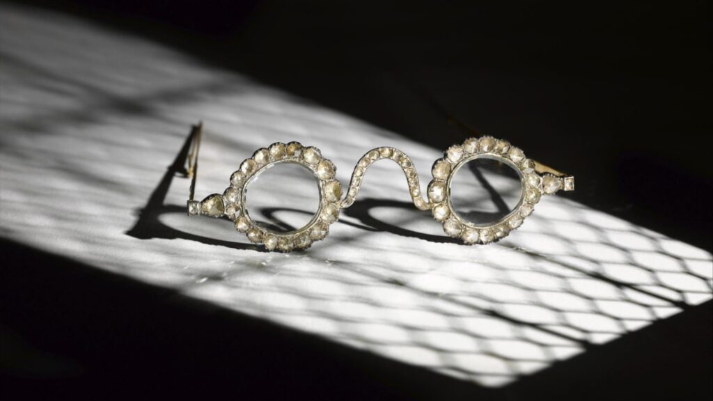 Diamond & Emerald Eyeglasses from Mughal India at Auction for the First Time